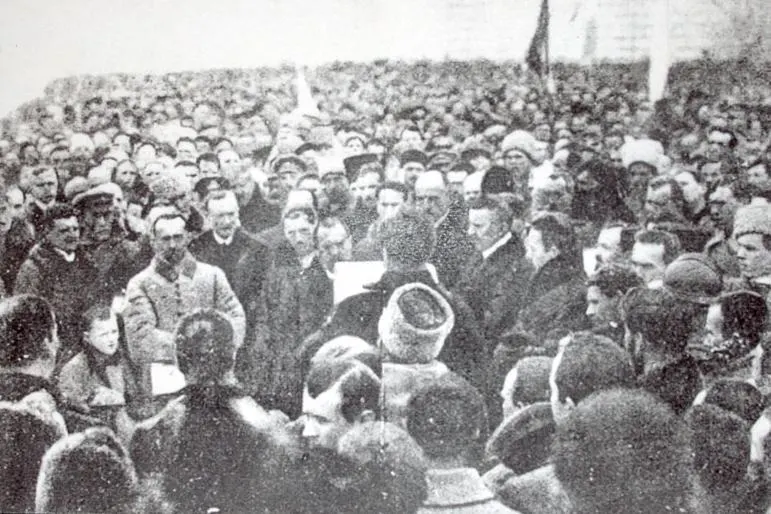 Crowds in Sofia Square, Kyiv, at the proclamation of the Act of Unity on 22 January 1919.