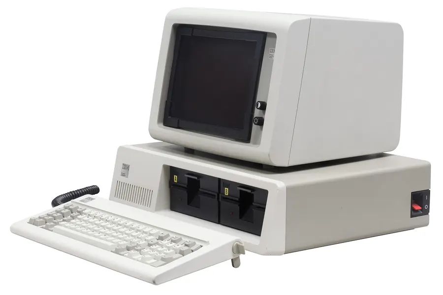 An IBM Personal Computer, model 5150, with its monitor and keyboard, on display at the Musée Bolo in Lausanne