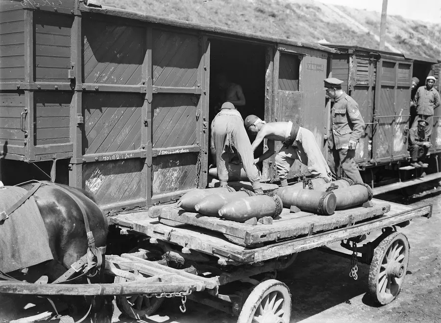 Men of the Chinese Labour Corps loading sacks at Boulogne, France, in August 1917