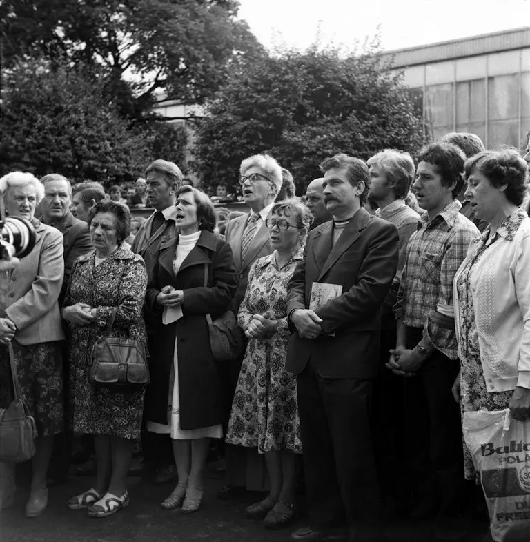 Strikers and supporters at an open-air Mass inside the Lenin Shipyard during the August 1980 strike; Lech Wałęsa and Anna Walentynowicz are among them