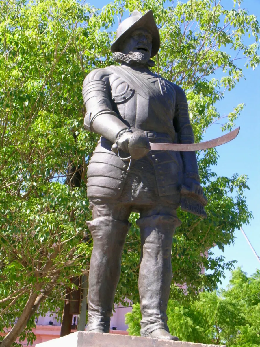 A statue of Juan de Salazar de Espinosa, the founder of Asunción
