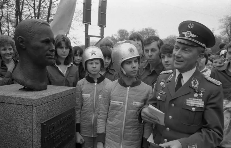 Sigmund Jähn with young visitors beside a bust of Yuri Gagarin in Berlin in April 1981, in a photograph from the German Federal Archives