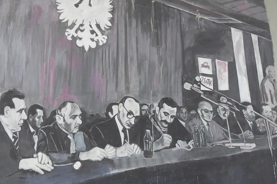 A street mural in Gdańsk showing the signing of the August Agreements in the shipyard's health and safety hall in 1980