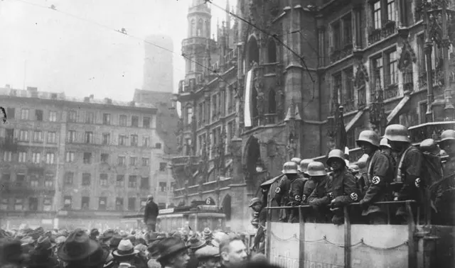 Armed putschists and onlookers on the Marienplatz in Munich during the putsch, November 1923.