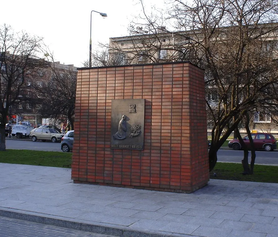 The monument on Willy Brandt Square in Warsaw, which recalls his gesture of 1970.