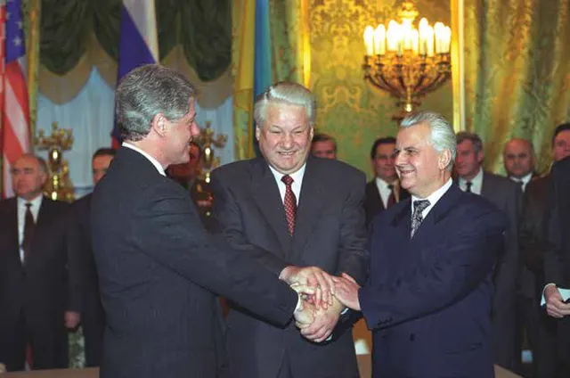 Bill Clinton, Boris Yeltsin and Leonid Kravchuk after signing the Trilateral Statement on Ukraine's nuclear weapons in Moscow, 14 January 1994, the agreement that led to the Budapest memorandum.