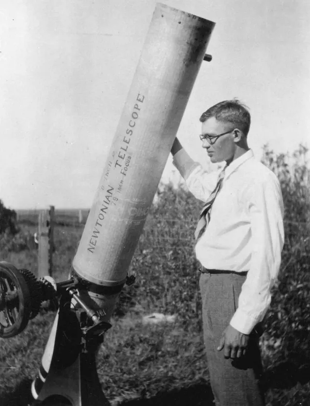 Clyde Tombaugh with his home-made telescope, around 1930.