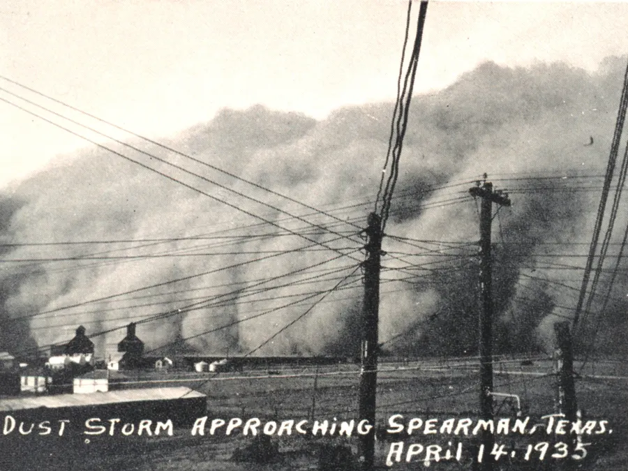 The dust storm approaching Spearman, Texas, on 14 April 1935, from the Monthly Weather Review.