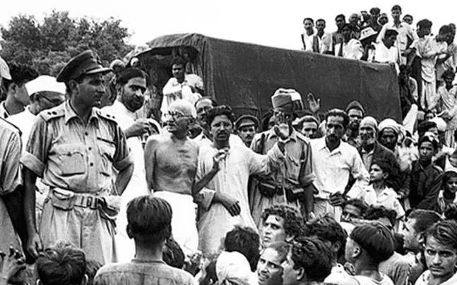 Gandhi among crowds in Champaran in 1917, with Sub-Inspector Qurban Ali.