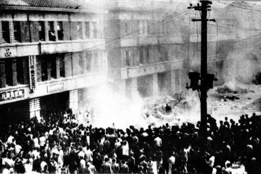 Crowds at the Taipei branch of the Monopoly Bureau, 1947.