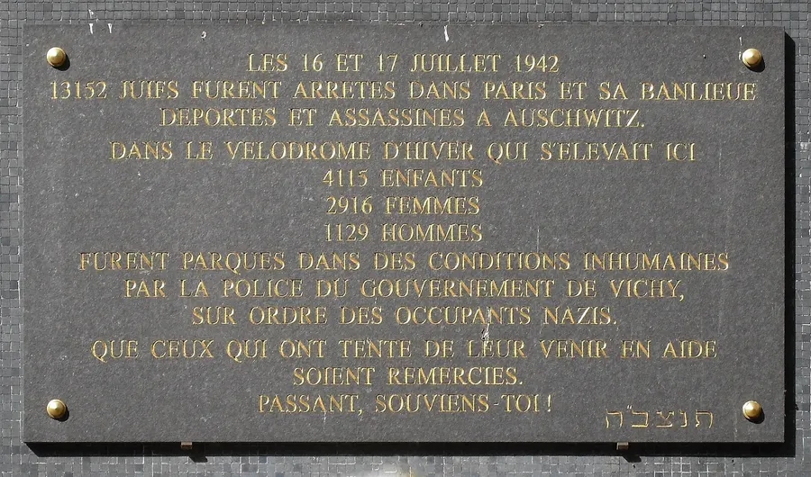 The memorial plaque on the site of the Vélodrome d'Hiver in Paris, recording the arrests of 16 and 17 July 1942