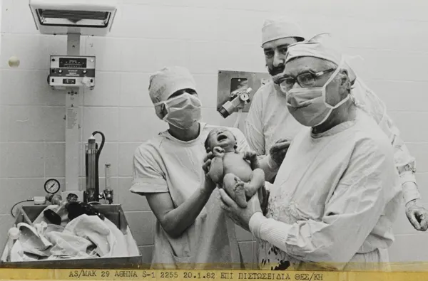 Patrick Steptoe, co-pioneer of IVF, with the delivery team and the first baby born by IVF in Greece