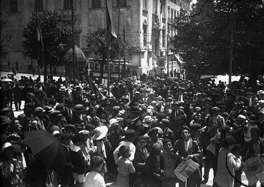A crowd in Lisbon honours Luís de Camões on the anniversary of his death, photographed by Joshua Benoliel around 1911
