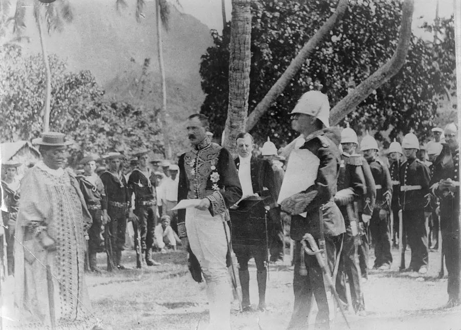 Lord Ranfurly, Governor of New Zealand, reads the annexation proclamation to Queen Makea on Rarotonga on 7 October 1900