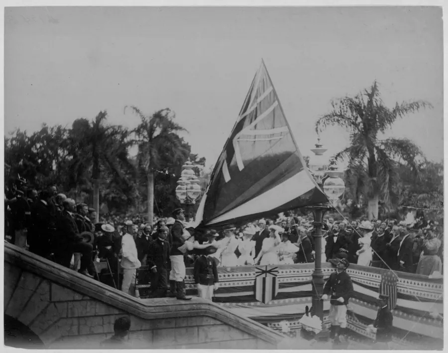 Crowds at ʻIolani Palace in Honolulu as the Hawaiian flag is lowered at the annexation ceremony of August 1898