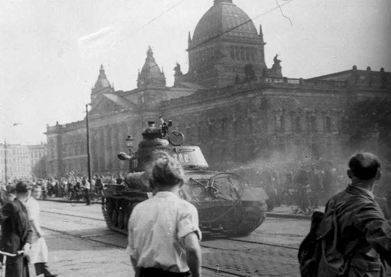 A Soviet tank in front of the former Reichsgericht building in Leipzig on 17 June 1953