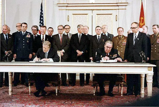 Jimmy Carter and Leonid Brezhnev sign the SALT II treaty in Vienna, 18 June 1979