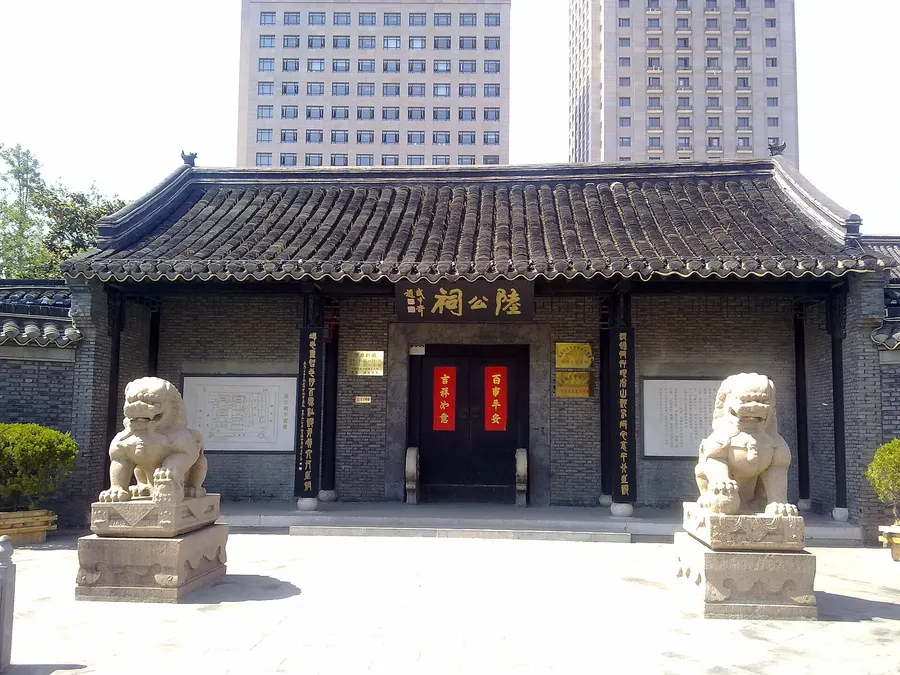The memorial temple to the Song chancellor Lu Xiufu in Yancheng, Jiangsu, 2011.