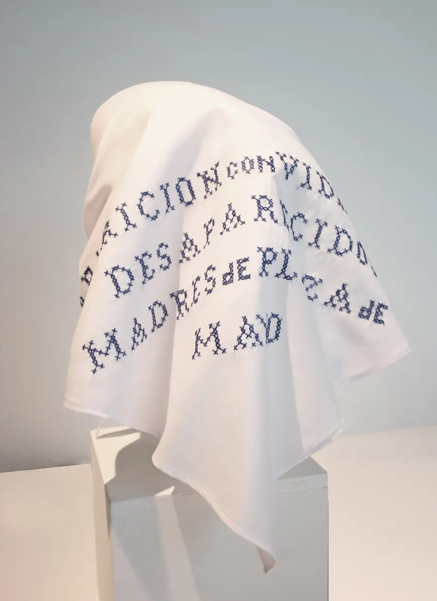An embroidered white headscarf of the Mothers of the Plaza de Mayo, asking for the disappeared to be returned alive (Museo del Bicentenario, Buenos Aires).