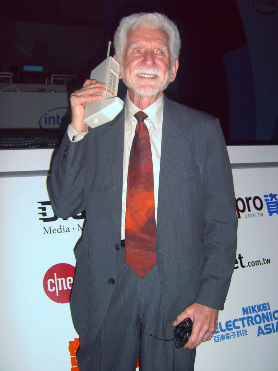 Martin Cooper with a DynaTAC prototype phone like the one he used in 1973, at a forum in Taipei in 2007.