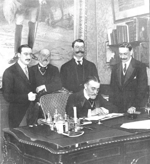 The French ambassador, Léon Geoffray, signs the Franco-Spanish treaty in Madrid in 1912, with Spain's minister of state, Manuel García Prieto, standing on the right.