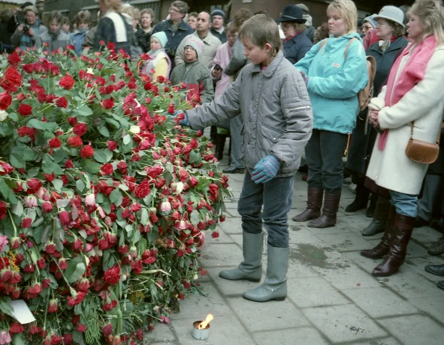 Stockholm residents lay roses where Olof Palme was shot, 3 March 1986.