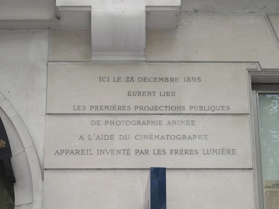 The plaque at 14 boulevard des Capucines, Paris, recording the first public showings of the Cinématographe on 28 December 1895.