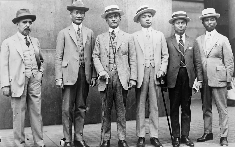 Manuel Quezon (centre) with members of a Philippine independence mission to Washington, 1924.