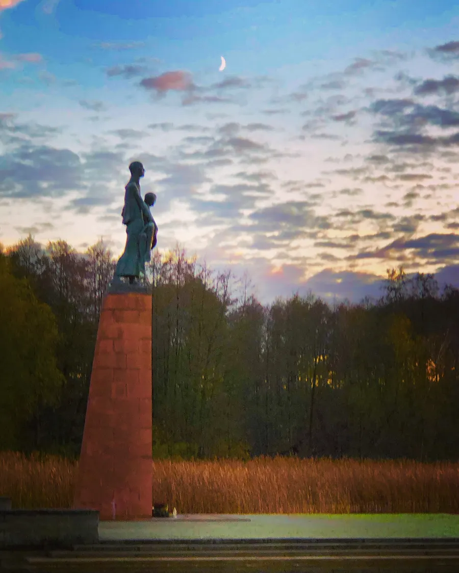 Will Lammert's sculpture Tragende (Woman with a Burden) at the Ravensbrück memorial.