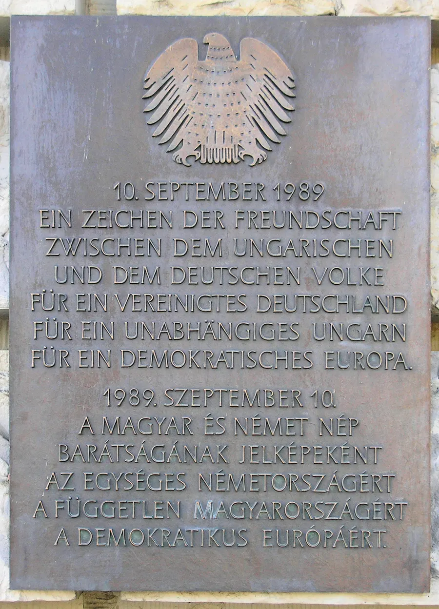 A memorial plaque on Paul-Löbe-Allee in Berlin commemorating Hungary's opening of its border in 1989