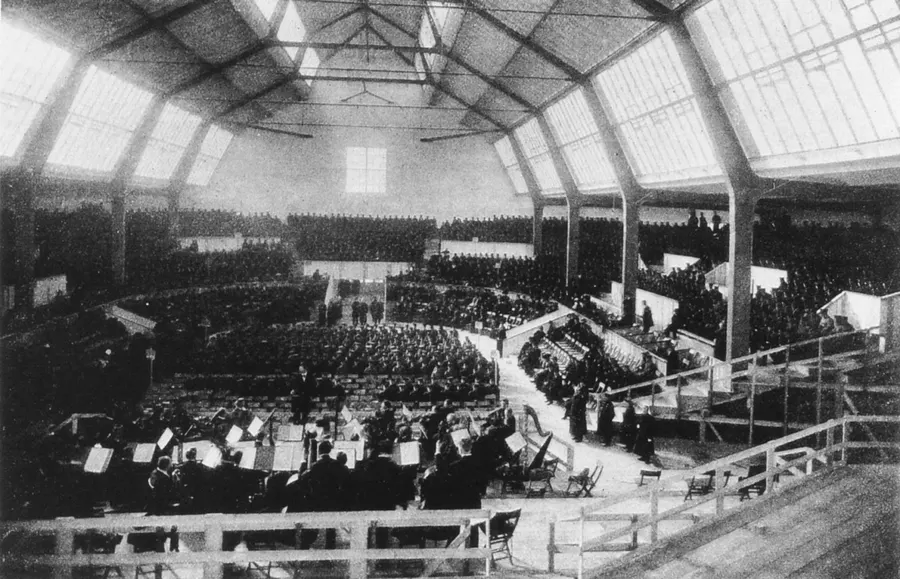 Orchestra and choirs in the Neue Musik-Festhalle, Munich, at the dress rehearsal for the premiere of Mahler's Eighth Symphony, September 1910