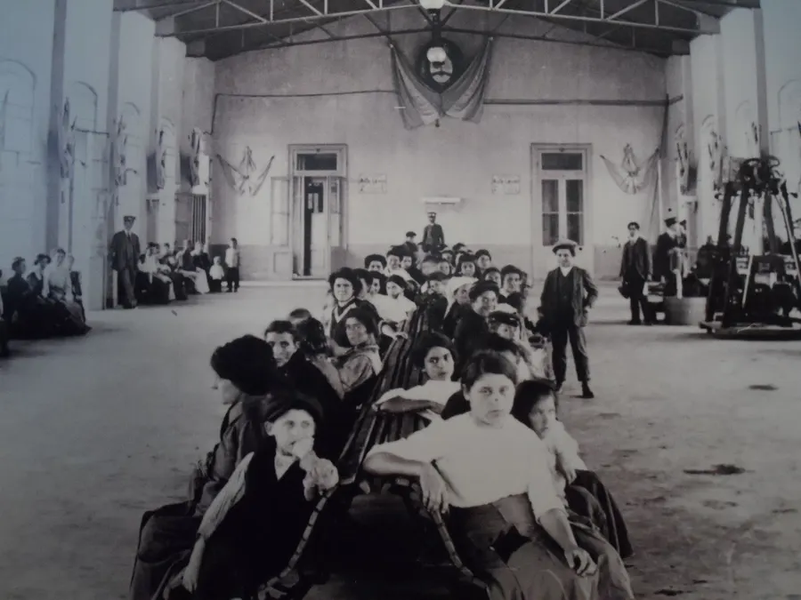Newly arrived immigrants waiting for their turn in the dining hall of the Hotel de Inmigrantes in Buenos Aires, in an early 20th-century photograph displayed at the city’s Museum of Immigration