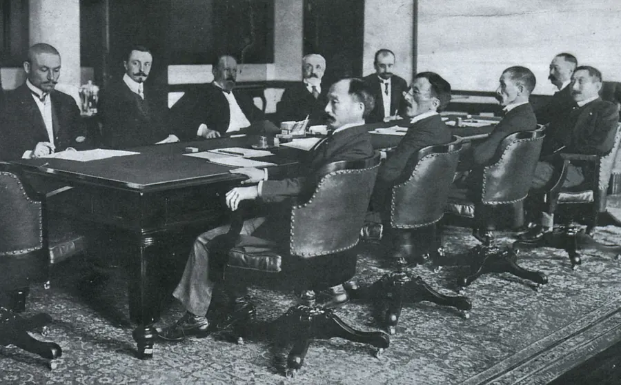 The Russian and Japanese delegations face each other across the conference table at Portsmouth in 1905, with Sergei Witte and Komura Jutaro among them