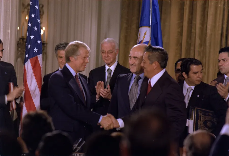Jimmy Carter and General Omar Torrijos shake hands after signing the Panama Canal Treaty in Washington, 7 September 1977