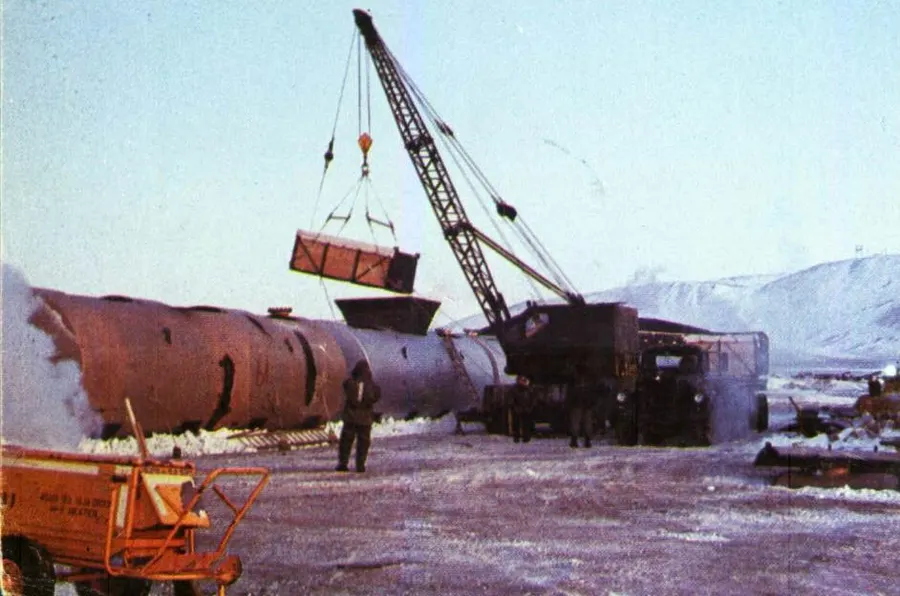 Contaminated ice being loaded into steel tanks for shipment to the United States during the Thule clean-up, 1968.