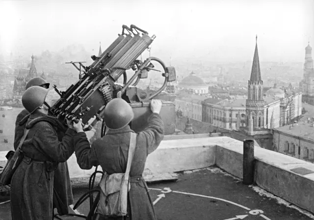 Anti-aircraft gunners on the roof of the Hotel Moskva, 1941.