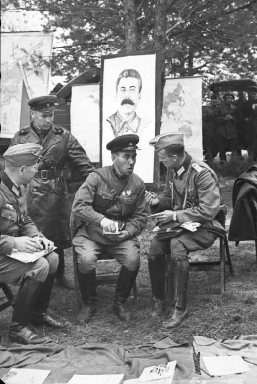 German and Soviet officers at Brest on 22 September 1939, six days before the treaty (German Federal Archives).