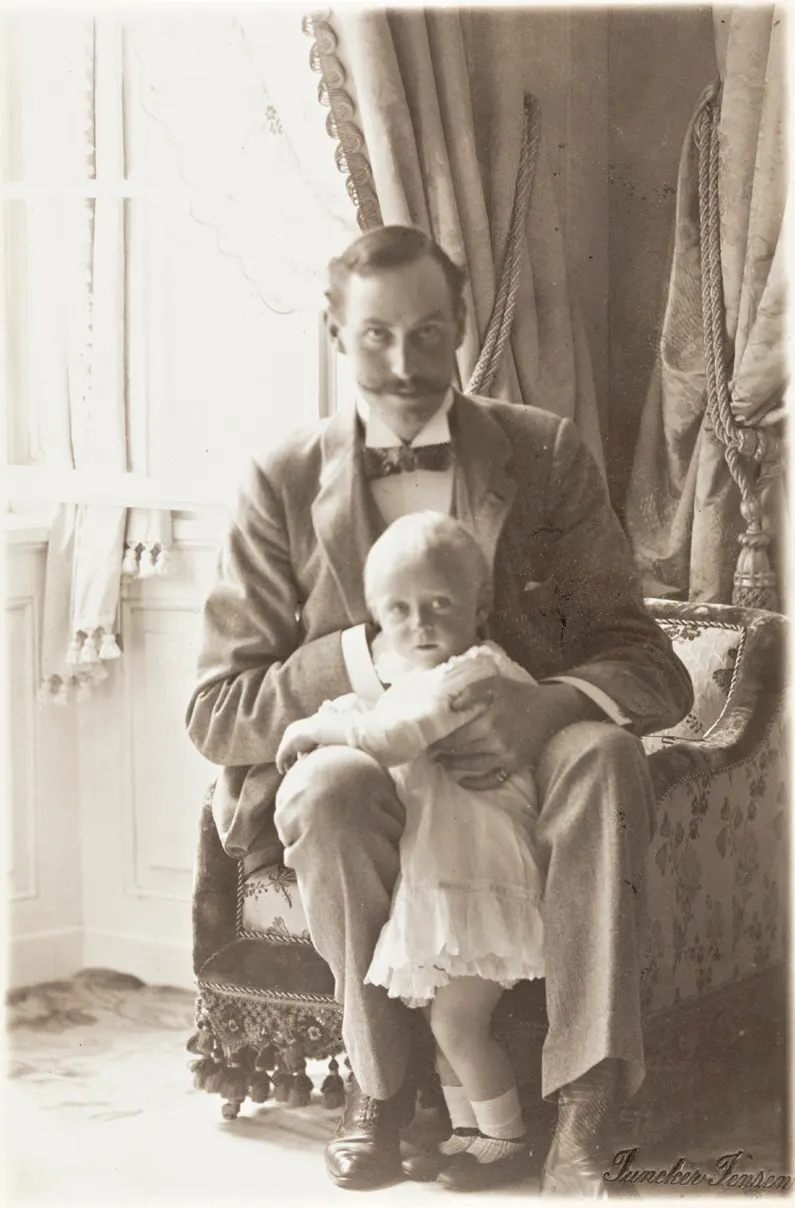 Haakon VII with his son, the future Olav V, in 1905.