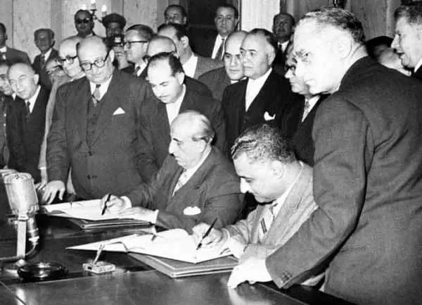 Gamal Abdel Nasser and Shukri al-Quwatli sign the union of Egypt and Syria, February 1958.