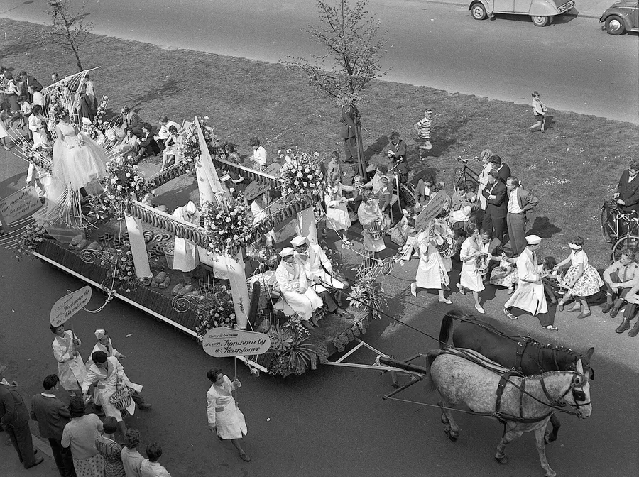 A butchers' float in the Liberation Day parade in Utrecht on 5 May 1960.