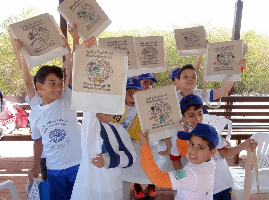 Schoolchildren taking part in World Wetlands Day in Pakistan, 2 February 2015.